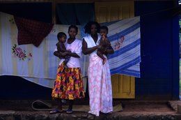 Babies;-Comoros-Archipelago;-Daily-life;-Family;-France;-Indian-Ocean;-Kaleidos;-Kaleidos-images;-La-parole-à-limage;-Laurent-Abad;-Mayotte;-Motherhood;-Portrait;-Stories-Pictures;-Women